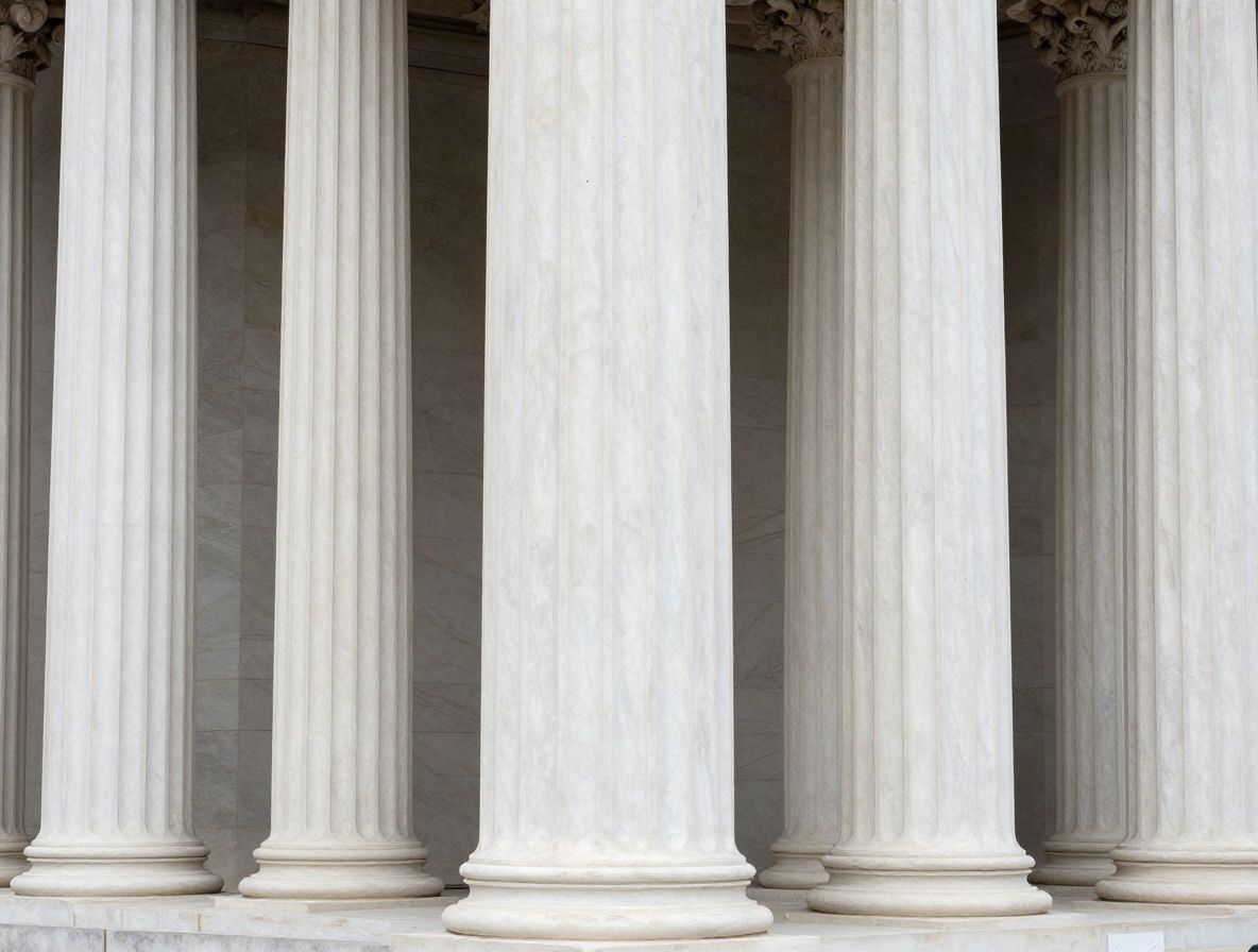 Fragment de colonnes doriques en marbre blanc d'un temple grec antique, détail architectural soigné avec cannelures verticales, lumière méditerranéenne dorée créant des ombres profondes, évoquant la philosophie et la sagesse antique